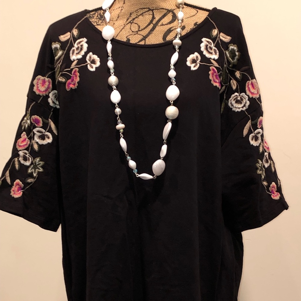 🌸 Lovely Simply Emma Top with New Necklace 🌸